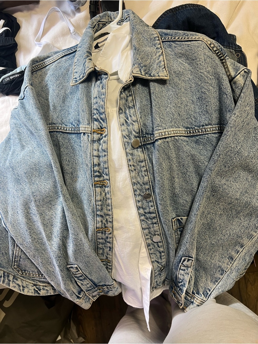vintage jean jacket - size Medium fit
